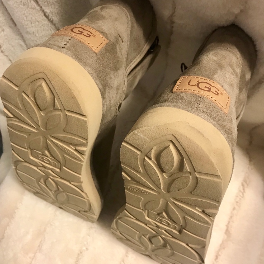 UGGS Excellent condition! - Picture 2 of 8